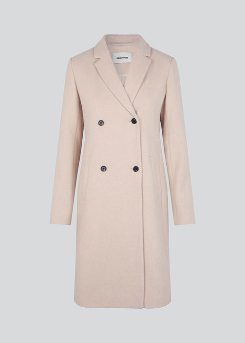Smuk knælang uldfrakke. Odelia coat bliver lukket fortil af fire knapper og er taljeret, hvilket giver et feminint udtryk. På grund af den høje kvalitet af uld, vil den være det oplagte valg til både efterår og de 