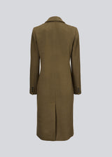 Smuk, lang uldfrakke i farven sienna. Odelia long coat er dobbeltradet og taljeret, hvilket giver et feminint udtryk. Frakken er et oplagt valg til både efterår og de milde vintre.