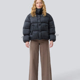 Sort dunjakke med høj hals i 100% genanvendt polyester. Odinmd jacket har en lynlåslukning og en justerbar elastik i ærmet. Modellen er 175 cm og har en str. s/36 på.
