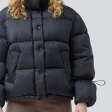 Sort dunjakke med høj hals i 100% genanvendt polyester. Odinmd jacket har en lynlåslukning og en justerbar elastik i ærmet. Modellen er 175 cm og har en str. s/36 på.
