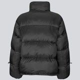 Sort dunjakke med høj hals i 100% genanvendt polyester. Odinmd jacket har en lynlåslukning og en justerbar elastik i ærmet. Modellen er 175 cm og har en str. s/36 på.
