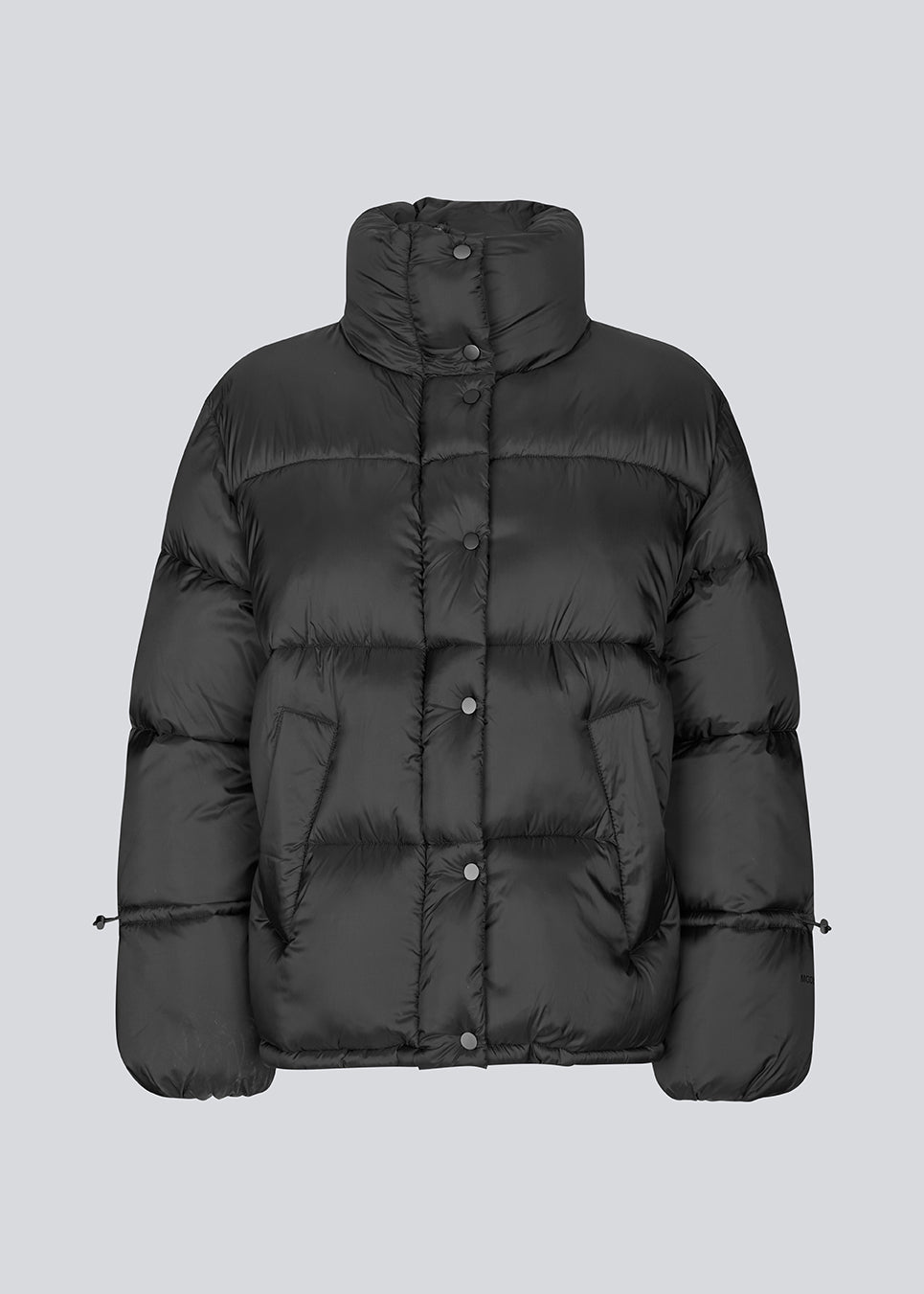 Sort dunjakke med høj hals i 100% genanvendt polyester. Odinmd jacket har en lynlåslukning og en justerbar elastik i ærmet. Modellen er 175 cm og har en str. s/36 på.
