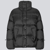 Sort dunjakke med høj hals i 100% genanvendt polyester. Odinmd jacket har en lynlåslukning og en justerbar elastik i ærmet. Modellen er 175 cm og har en str. s/36 på.
