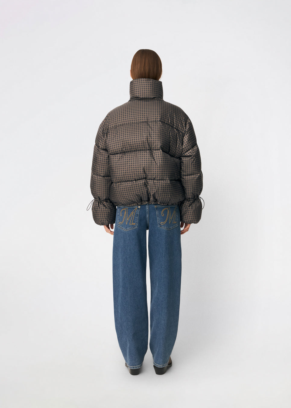Dunjakke med høj hals i 100% genanvendt polyester. Odinmd jacket har en lynlåslukning og en justerbar elastik i ærmet. Modellen er 175 cm og har en str. s/36 på.