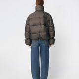 Dunjakke med høj hals i 100% genanvendt polyester. Odinmd jacket har en lynlåslukning og en justerbar elastik i ærmet. Modellen er 175 cm og har en str. s/36 på.