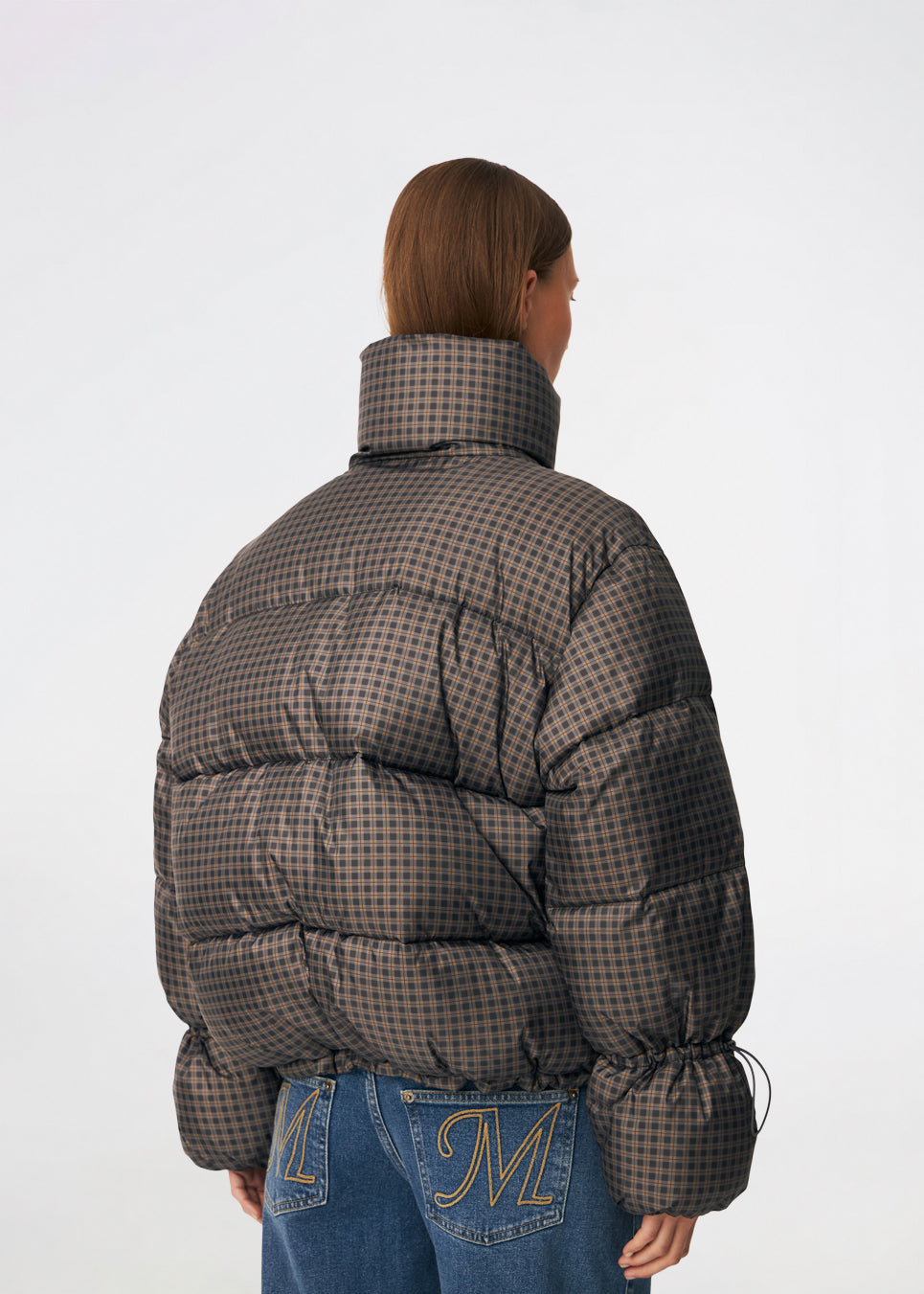 Dunjakke med høj hals i 100% genanvendt polyester. Odinmd jacket har en lynlåslukning og en justerbar elastik i ærmet. Modellen er 175 cm og har en str. s/36 på.