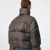 Dunjakke med høj hals i 100% genanvendt polyester. Odinmd jacket har en lynlåslukning og en justerbar elastik i ærmet. Modellen er 175 cm og har en str. s/36 på.