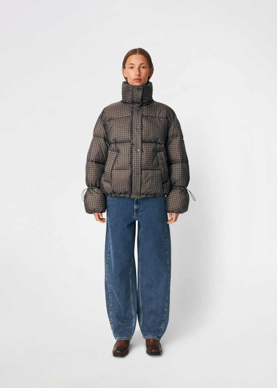 Dunjakke med høj hals i 100% genanvendt polyester. Odinmd jacket har en lynlåslukning og en justerbar elastik i ærmet. Modellen er 175 cm og har en str. s/36 på.