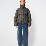 Dunjakke med høj hals i 100% genanvendt polyester. Odinmd jacket har en lynlåslukning og en justerbar elastik i ærmet. Modellen er 175 cm og har en str. s/36 på.