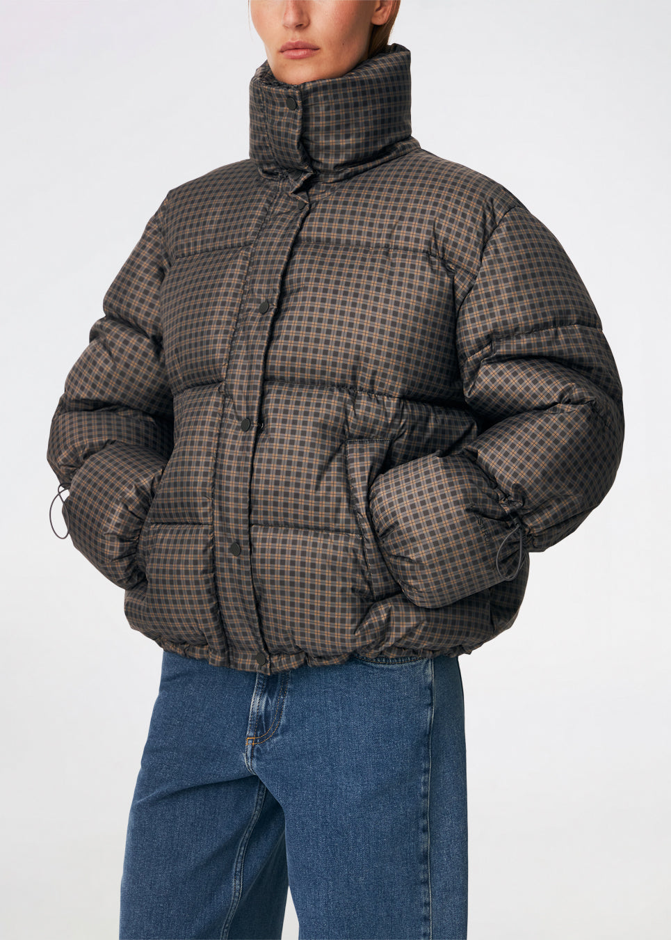Dunjakke med høj hals i 100% genanvendt polyester. Odinmd jacket har en lynlåslukning og en justerbar elastik i ærmet. Modellen er 175 cm og har en str. s/36 på.