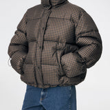 Dunjakke med høj hals i 100% genanvendt polyester. Odinmd jacket har en lynlåslukning og en justerbar elastik i ærmet. Modellen er 175 cm og har en str. s/36 på.