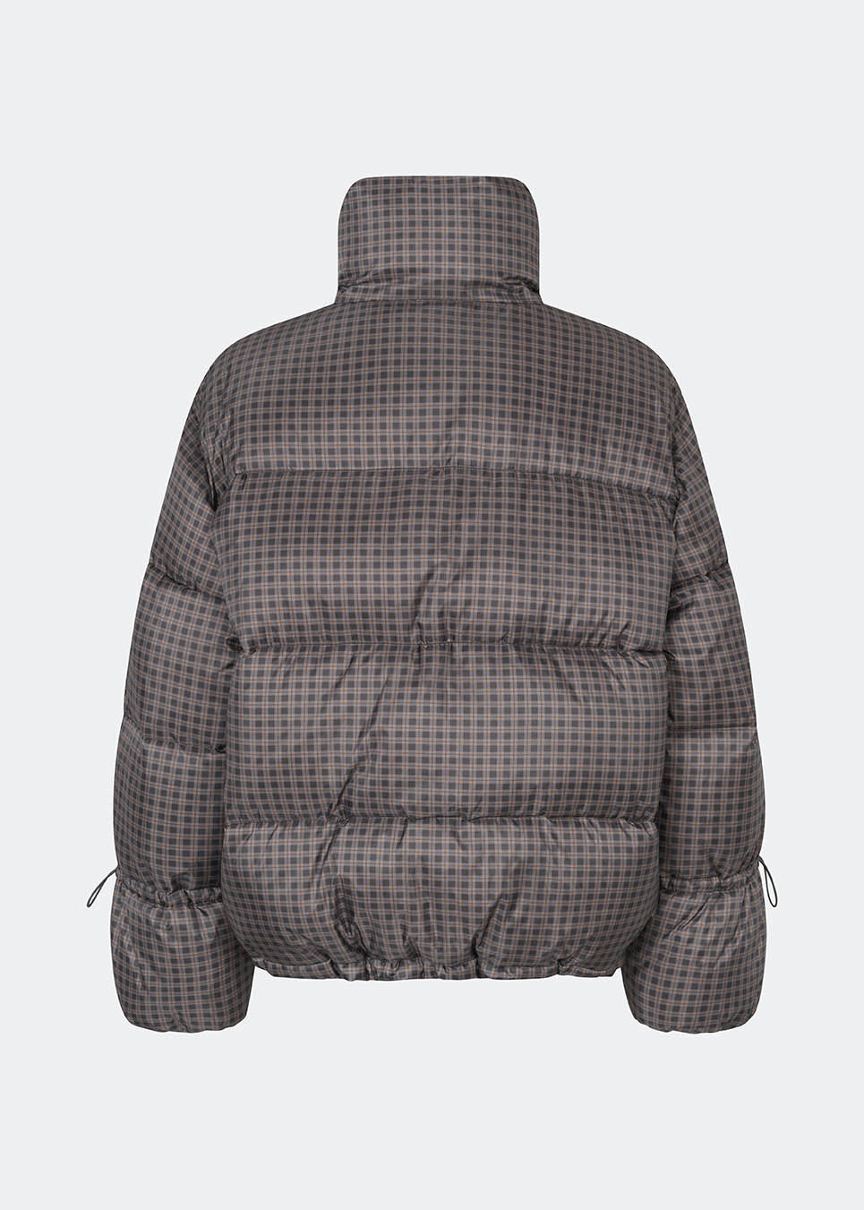Dunjakke med høj hals i 100% genanvendt polyester. Odinmd jacket har en lynlåslukning og en justerbar elastik i ærmet. Modellen er 175 cm og har en str. s/36 på.