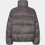 Dunjakke med høj hals i 100% genanvendt polyester. Odinmd jacket har en lynlåslukning og en justerbar elastik i ærmet. Modellen er 175 cm og har en str. s/36 på.