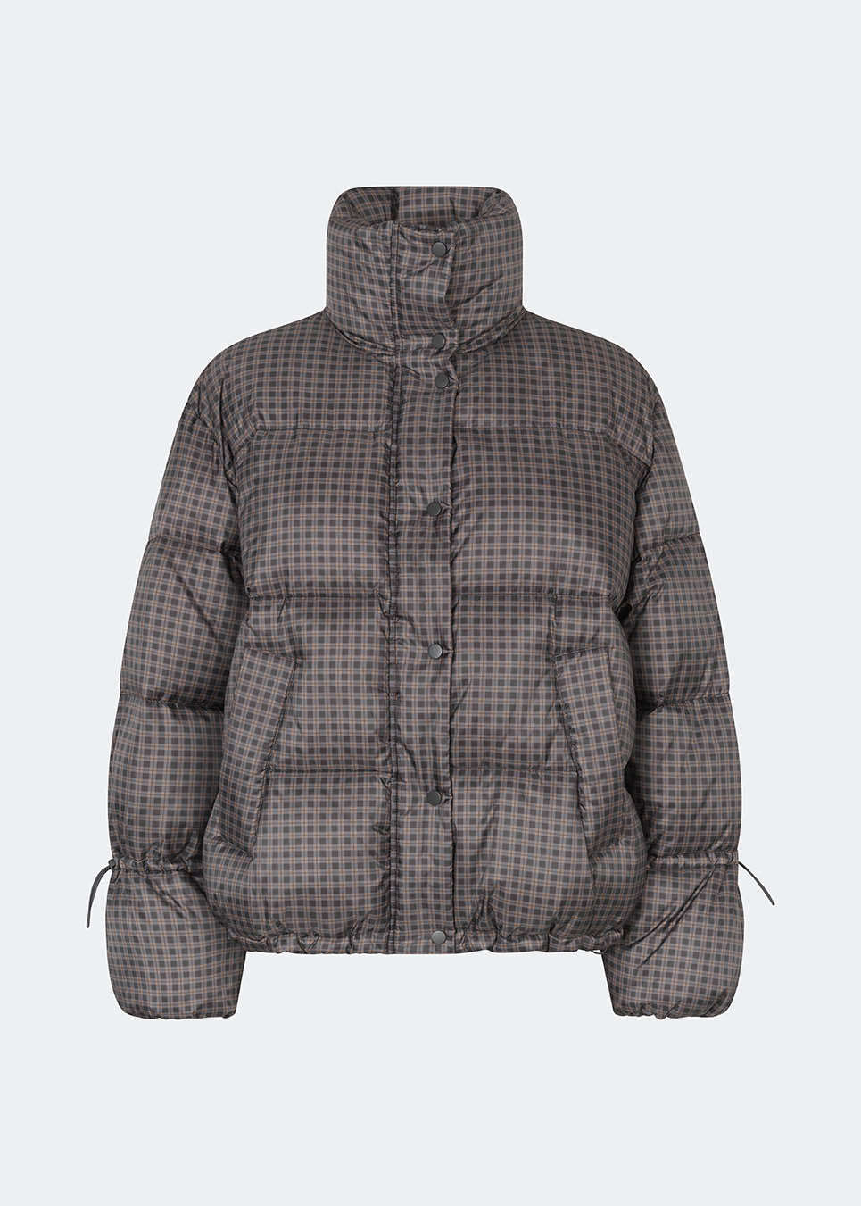 Dunjakke med høj hals i 100% genanvendt polyester. Odinmd jacket har en lynlåslukning og en justerbar elastik i ærmet. Modellen er 175 cm og har en str. s/36 på.