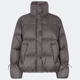 Dunjakke med høj hals i 100% genanvendt polyester. Odinmd jacket har en lynlåslukning og en justerbar elastik i ærmet. Modellen er 175 cm og har en str. s/36 på.
