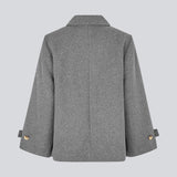 Klassisk kort jakke i uldblanding. Ofiamd jacket har en afslappet pasform, skjult knappelukning og krave. Modellen er 175 cm og har en str. s/36 på.