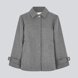 Klassisk kort jakke i uldblanding. Ofiamd jacket har en afslappet pasform, skjult knappelukning og krave. Modellen er 175 cm og har en str. s/36 på.