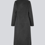 Klassisk, dobbeltradet uldfrakke med krave og revers. Olinamd coat er let figursyet, har foer og en slids bagpå. Modellen er 175 cm og har en str. s/36 på.