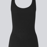 Olla top er en simpel tanktop i et blødt ribmateriale. Toppen har en tætsiddende og kropsnær silhuet og kan med fordel bruges under striktrøjer eller skjorter.