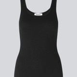 Olla top er en simpel tanktop i et blødt ribmateriale. Toppen har en tætsiddende og kropsnær silhuet og kan med fordel bruges under striktrøjer eller skjorter.