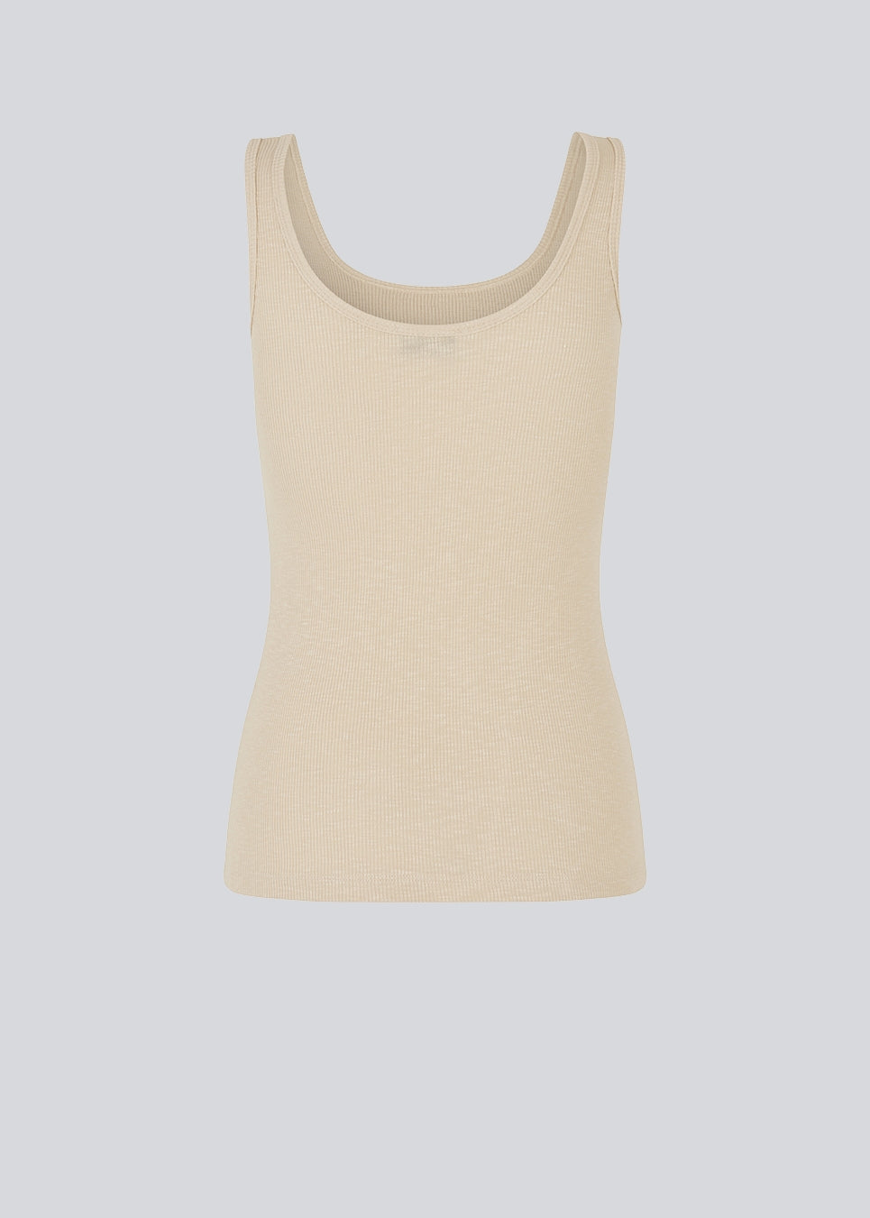 Olla top er en simpel tanktop i et blødt ribmateriale. Toppen har en tætsiddende og kropsnær silhuet og kan med fordel bruges under striktrøjer eller skjorter.