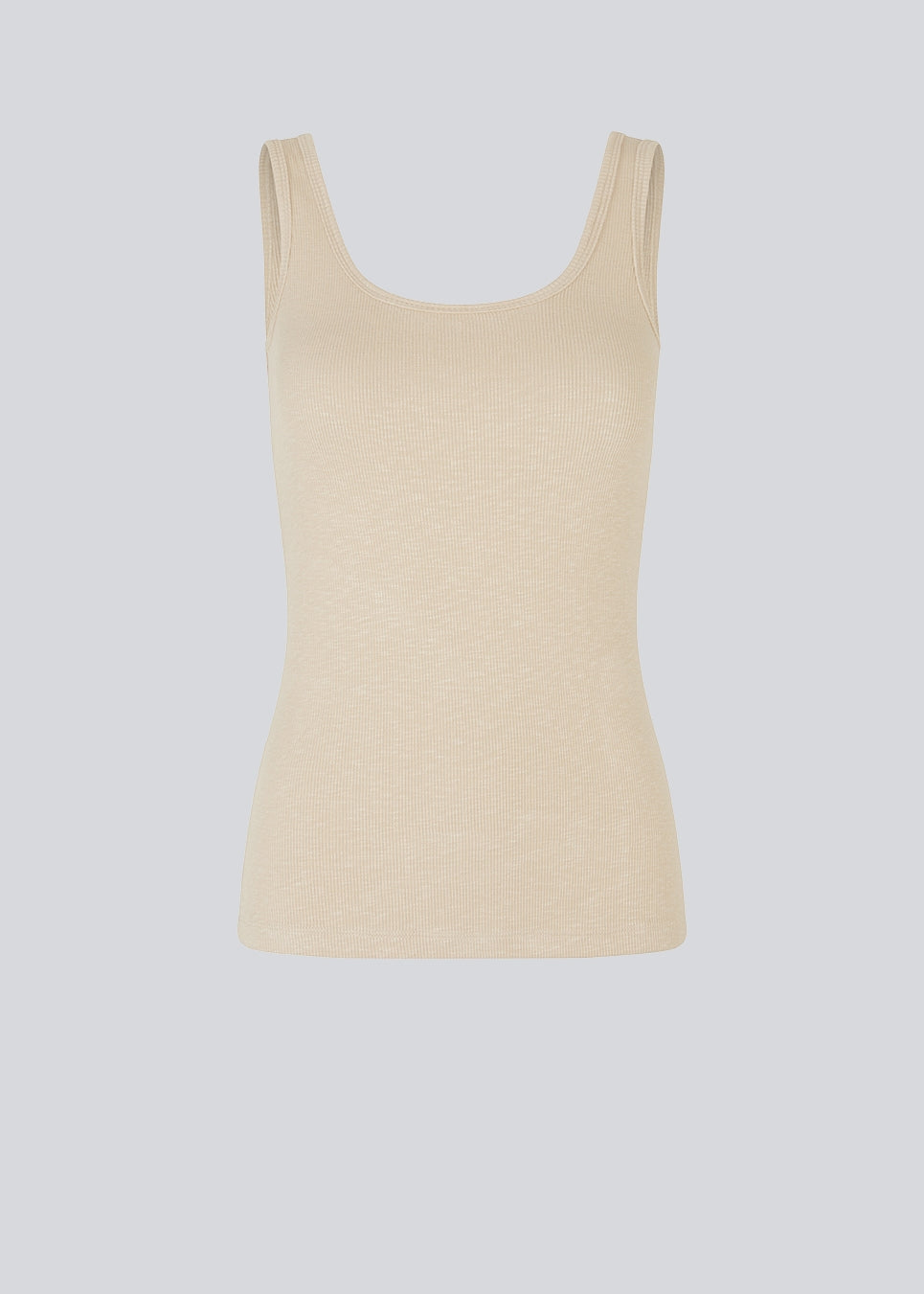 Olla top er en simpel tanktop i et blødt ribmateriale. Toppen har en tætsiddende og kropsnær silhuet og kan med fordel bruges under striktrøjer eller skjorter.