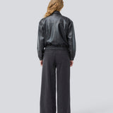Bomberjakke med et vintagelook i 100% lammelæder. Opeyamd jacket har krave og to forlommer med knappelukning. Modellen er 175 og har en str. s/36 på.