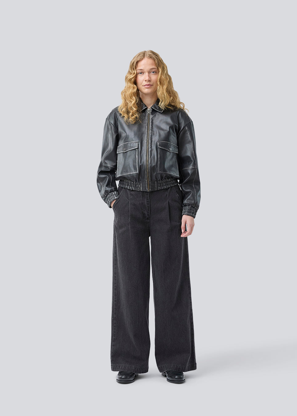Bomberjakke med et vintagelook i 100% lammelæder. Opeyamd jacket har krave og to forlommer med knappelukning. Modellen er 175 og har en str. s/36 på.