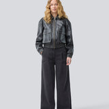 Bomberjakke med et vintagelook i 100% lammelæder. Opeyamd jacket har krave og to forlommer med knappelukning. Modellen er 175 og har en str. s/36 på.
