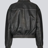 Bomberjakke med et vintagelook i 100% lammelæder. Opeyamd jacket har krave og to forlommer med knappelukning. Modellen er 175 og har en str. s/36 på.
