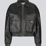Bomberjakke med et vintagelook i 100% lammelæder. Opeyamd jacket har krave og to forlommer med knappelukning. Modellen er 175 og har en str. s/36 på.