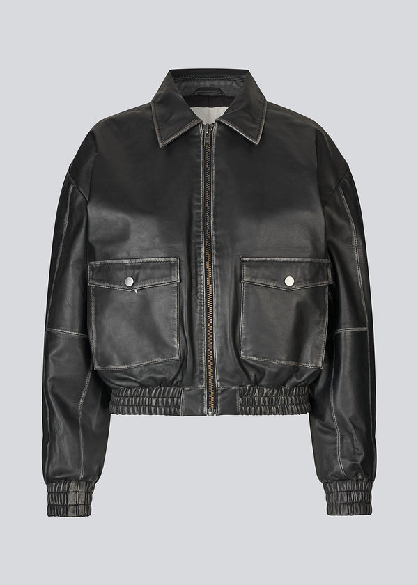 Bomberjakke med et vintagelook i 100% lammelæder. Opeyamd jacket har krave og to forlommer med knappelukning. Modellen er 175 og har en str. s/36 på.
