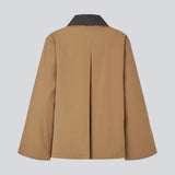 Løs jakke i beige med kontrast fløjlskrave i mørkebrun og skjult knappelukning. Orkidemd jacket har læg på rykken.&nbsp;