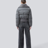 Kort puffer jakke med bred ribbed krave. Orzalamd jacket har lynlåslukning samt knapper fortil og to forlommer. Modellen er 175 cm og har en str. s/36 på.