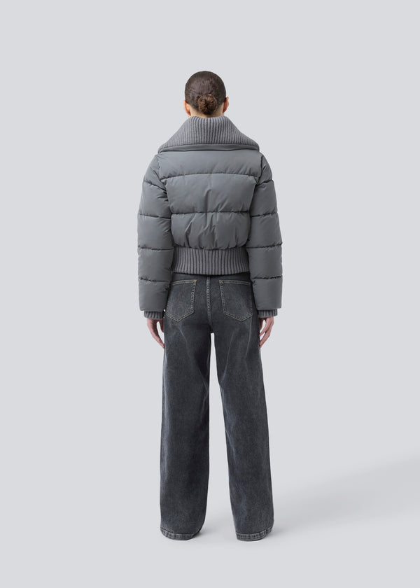 Kort puffer jakke med bred ribbed krave. Orzalamd jacket har lynlåslukning samt knapper fortil og to forlommer. Modellen er 175 cm og har en str. s/36 på.