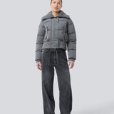 Kort puffer jakke med bred ribbed krave. Orzalamd jacket har lynlåslukning samt knapper fortil og to forlommer. Modellen er 175 cm og har en str. s/36 på.