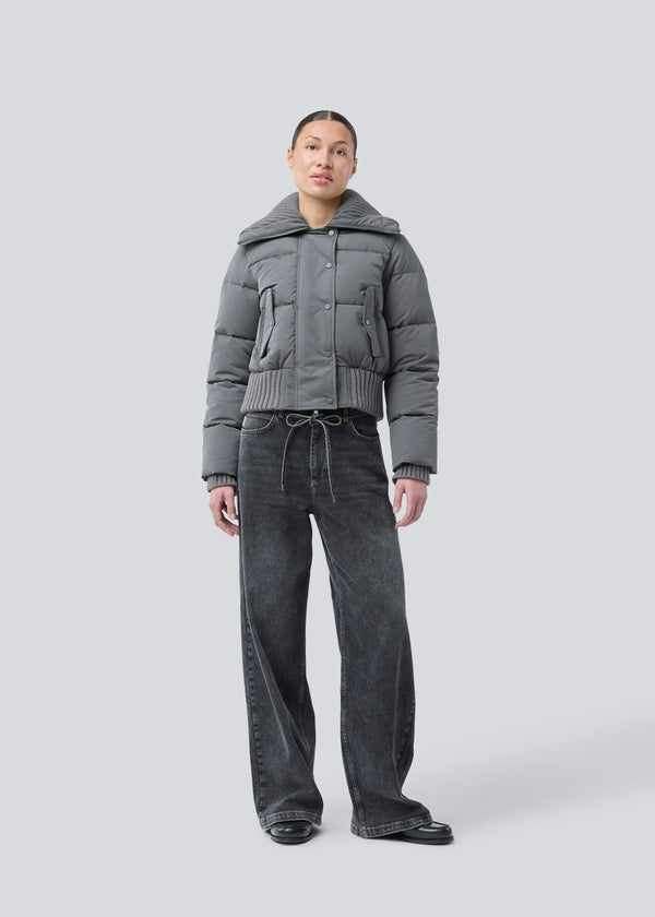 Kort puffer jakke med bred ribbed krave. Orzalamd jacket har lynlåslukning samt knapper fortil og to forlommer. Modellen er 175 cm og har en str. s/36 på.