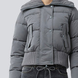 Kort puffer jakke med bred ribbed krave. Orzalamd jacket har lynlåslukning samt knapper fortil og to forlommer. Modellen er 175 cm og har en str. s/36 på.