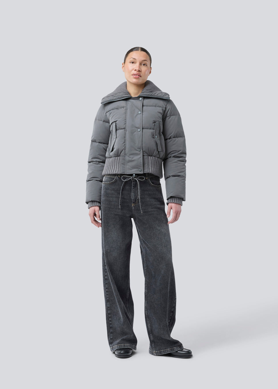 Kort puffer jakke med bred ribbed krave. Orzalamd jacket har lynlåslukning samt knapper fortil og to forlommer. Modellen er 175 cm og har en str. s/36 på.