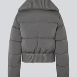 Kort puffer jakke med bred ribbed krave. Orzalamd jacket har lynlåslukning samt knapper fortil og to forlommer. Modellen er 175 cm og har en str. s/36 på.
