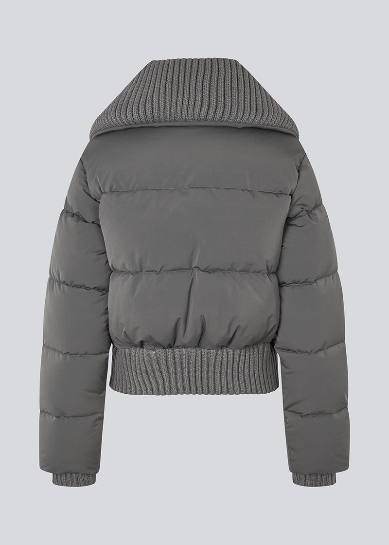 Kort puffer jakke med bred ribbed krave. Orzalamd jacket har lynlåslukning samt knapper fortil og to forlommer. Modellen er 175 cm og har en str. s/36 på.