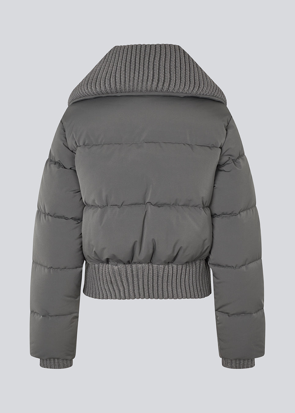 Kort puffer jakke med bred ribbed krave. Orzalamd jacket har lynlåslukning samt knapper fortil og to forlommer. Modellen er 175 cm og har en str. s/36 på.