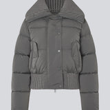 Kort puffer jakke med bred ribbed krave. Orzalamd jacket har lynlåslukning samt knapper fortil og to forlommer. Modellen er 175 cm og har en str. s/36 på.