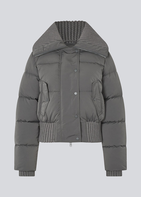 Kort puffer jakke med bred ribbed krave. Orzalamd jacket har lynlåslukning samt knapper fortil og to forlommer. Modellen er 175 cm og har en str. s/36 på.