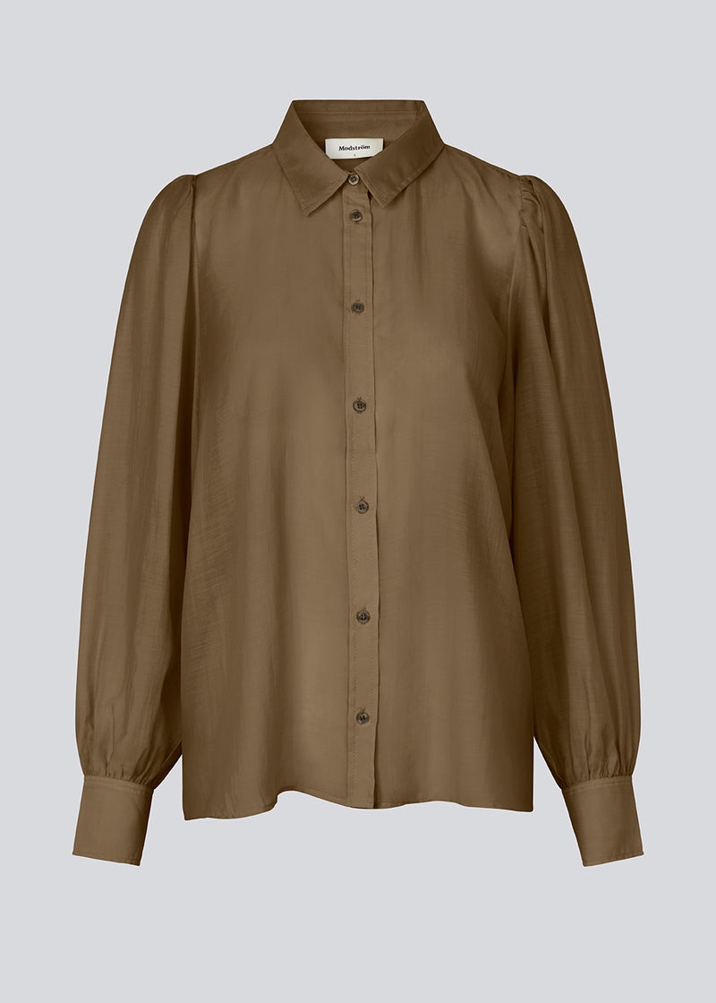 Klassisk skjorte i farven Breen i et let og luftigt materiale. Oskar shirt har en afslappet pasform med voluminøse ballonærmer der afsluttes med en bred manchet. Skjorten er en smule gennemsigtig som skaber et ultra feminint udtryk.