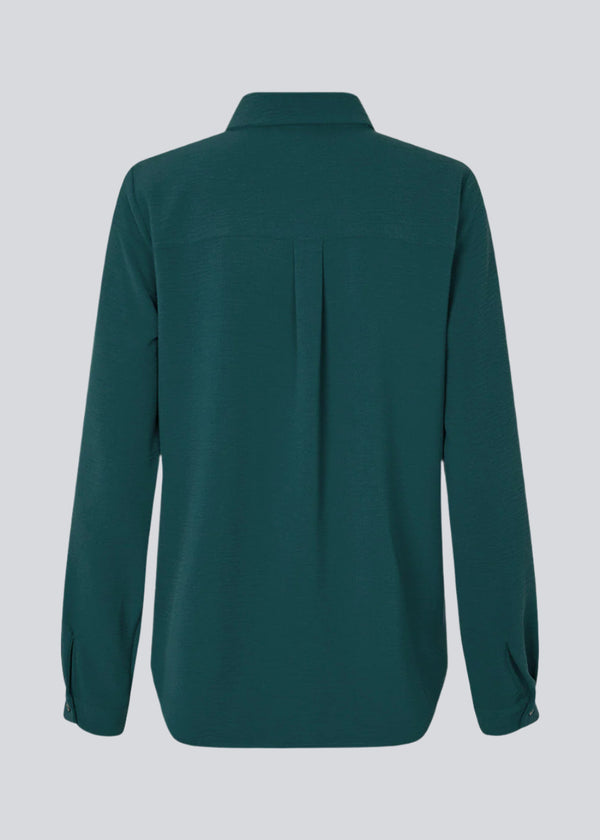 Klassisk skjorte i en løs og afslappet pasform. Ossa shirt har en lille krave, smal manchet og knapper i matchende farve for et ensartet design.