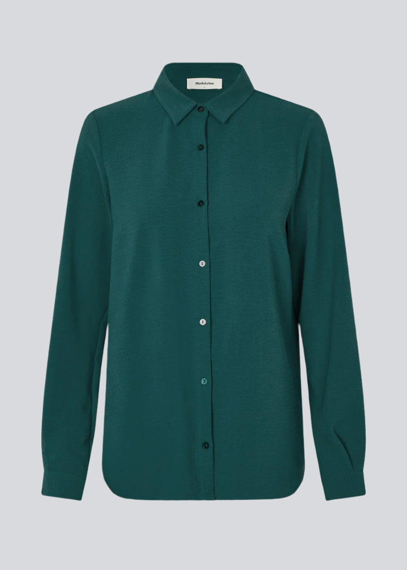 Klassisk skjorte i en løs og afslappet pasform. Ossa shirt har en lille krave, smal manchet og knapper i matchende farve for et ensartet design.