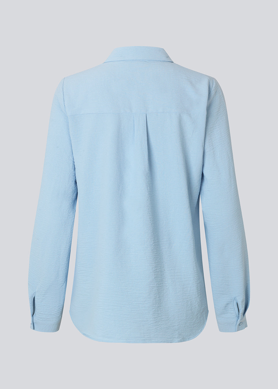 Klassisk skjorte i lys baby blå i en løs og afslappet pasform. Ossa shirt har en lille krave, smal manchet og knapper i matchende farve for et ensartet design.&nbsp;