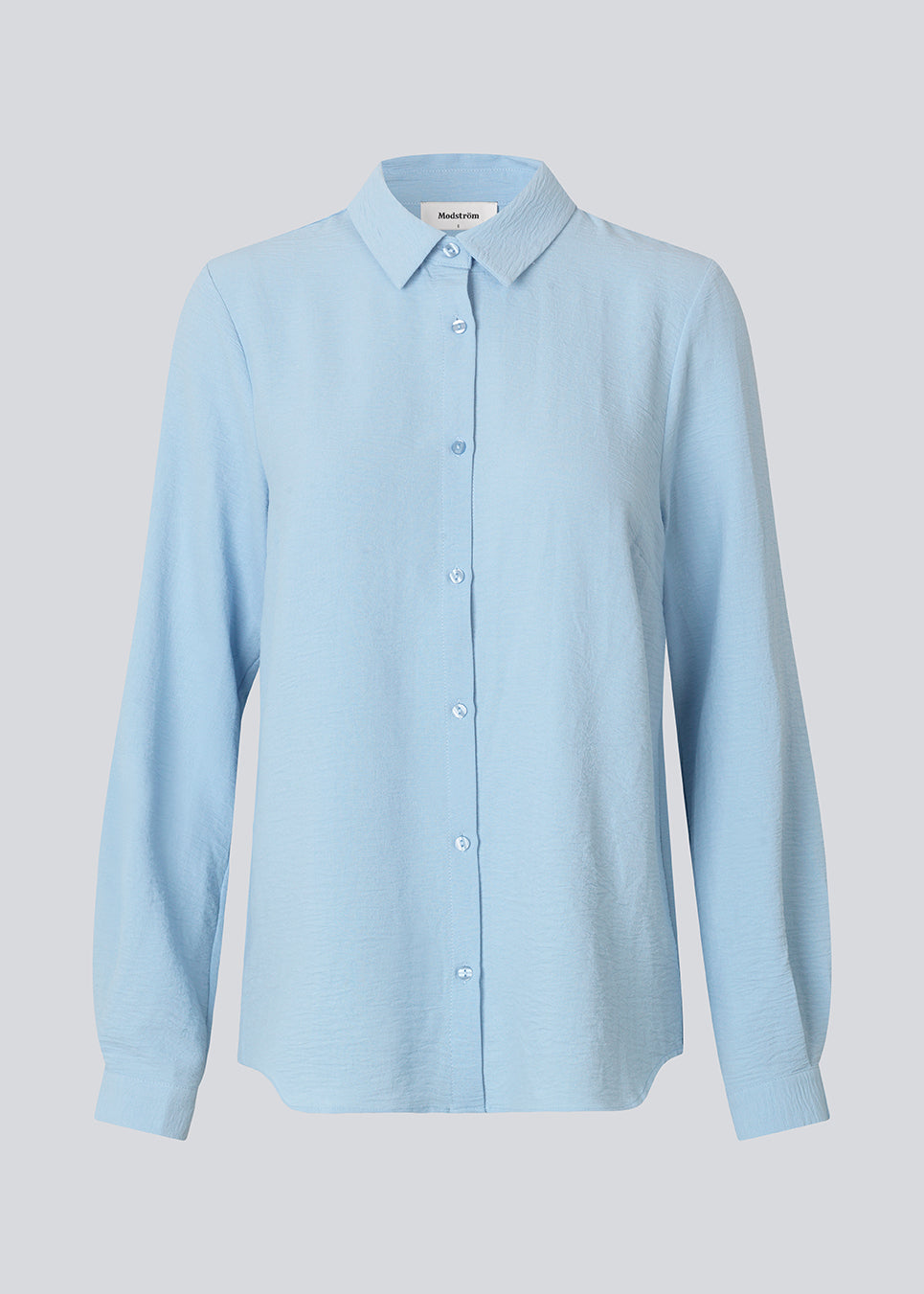 Klassisk skjorte i lys baby blå i en løs og afslappet pasform. Ossa shirt har en lille krave, smal manchet og knapper i matchende farve for et ensartet design.&nbsp;