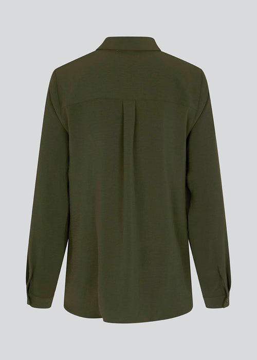 Klassisk skjorte i mørkegrøn i en løs og afslappet pasform. Ossa shirt har en lille krave, smal manchet og knapper i matchende farve for et ensartet design. 